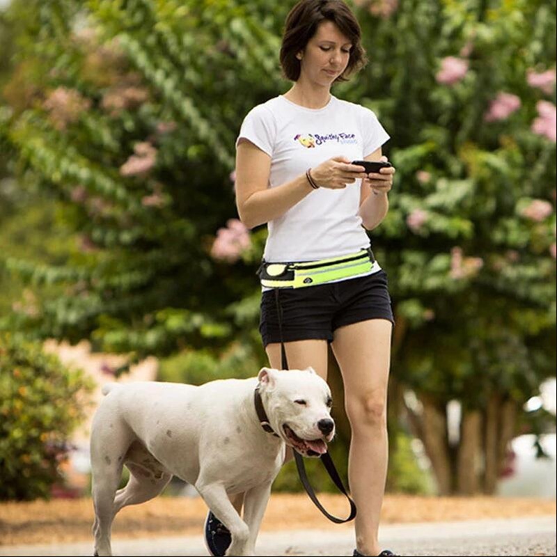 Femme se promenant avec son chien en utilisant la laisse FreeLeash™ Femme se promenant avec son chien en utilisant la laisse FreeLeash™